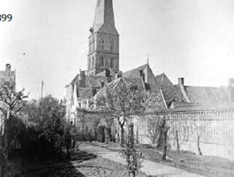 <p>Foto gemaakt vanuit de pastorie uit 1842 in westelijke richting. Zichtbaar is de ommuurde voorhof met een oprijlaan en (fruit)bomen.</p>
